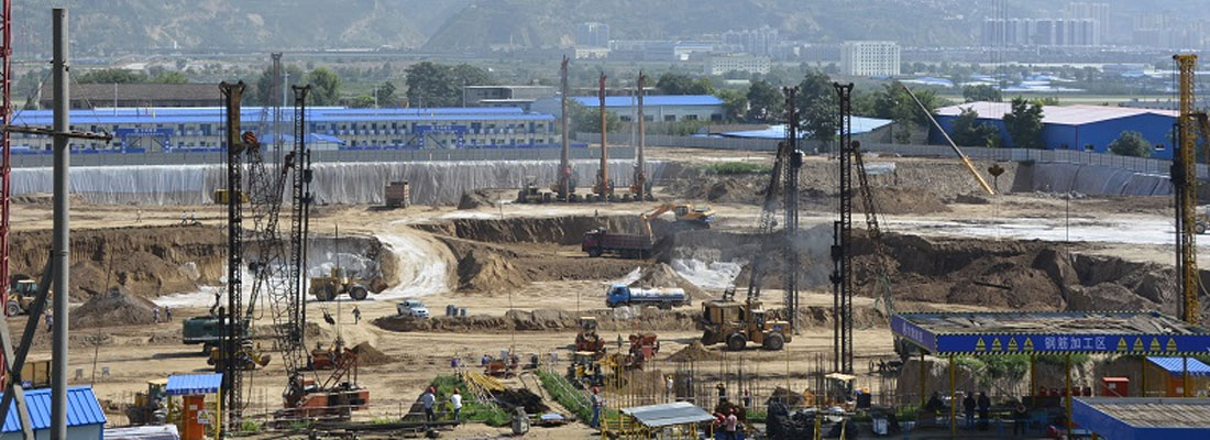 建筑埋在地面以下的部分稱為基礎。承受由基礎傳來荷載的土層稱為地基，位于基礎底面下第一層土稱為持力層，在其以下土層稱為下臥層。地基和基礎都是地下隱蔽工程，是建筑物的根本，它們的勘察、設計和施工質量關系到整個建筑的安全和正常使用。